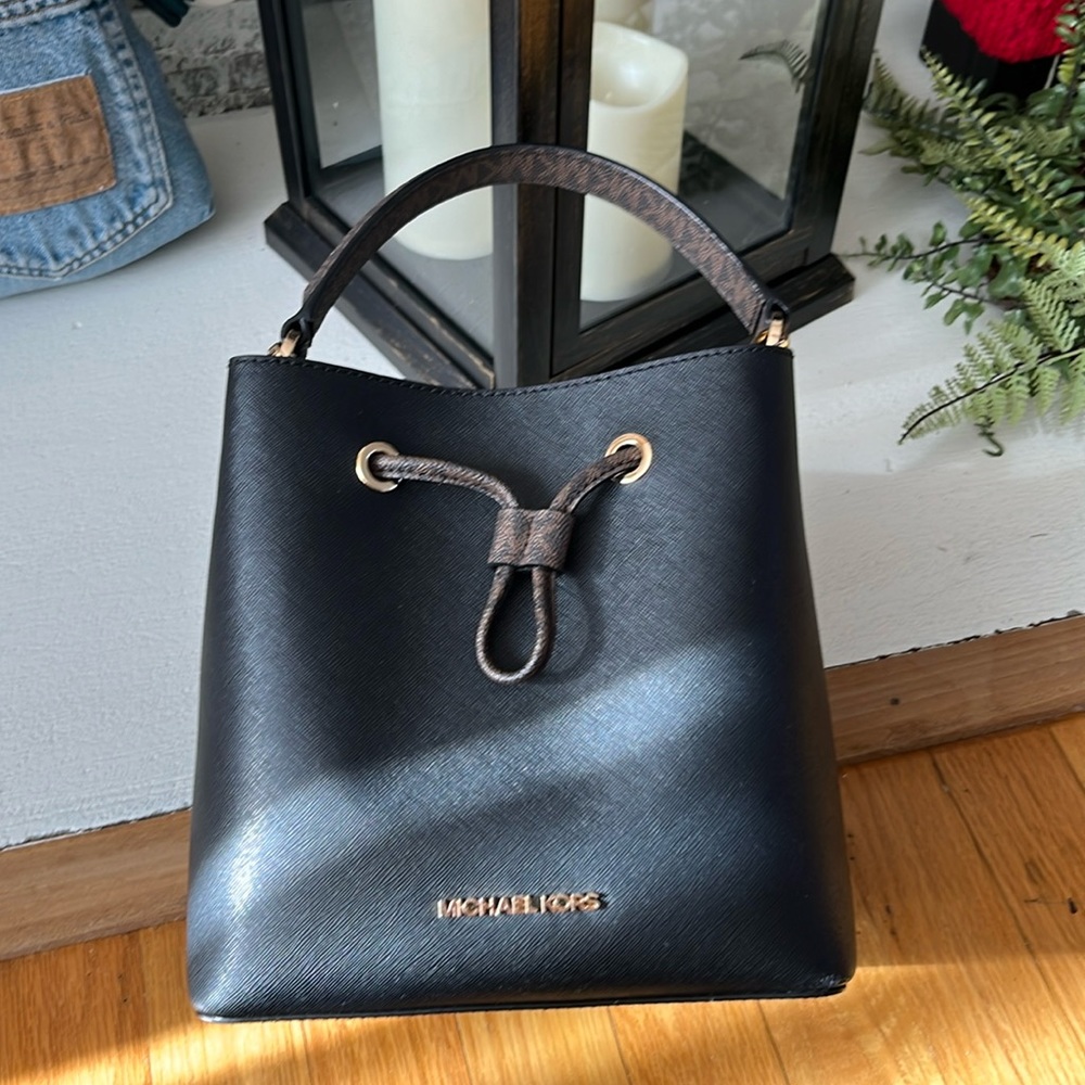 Michael Kors Bucket Crossbody